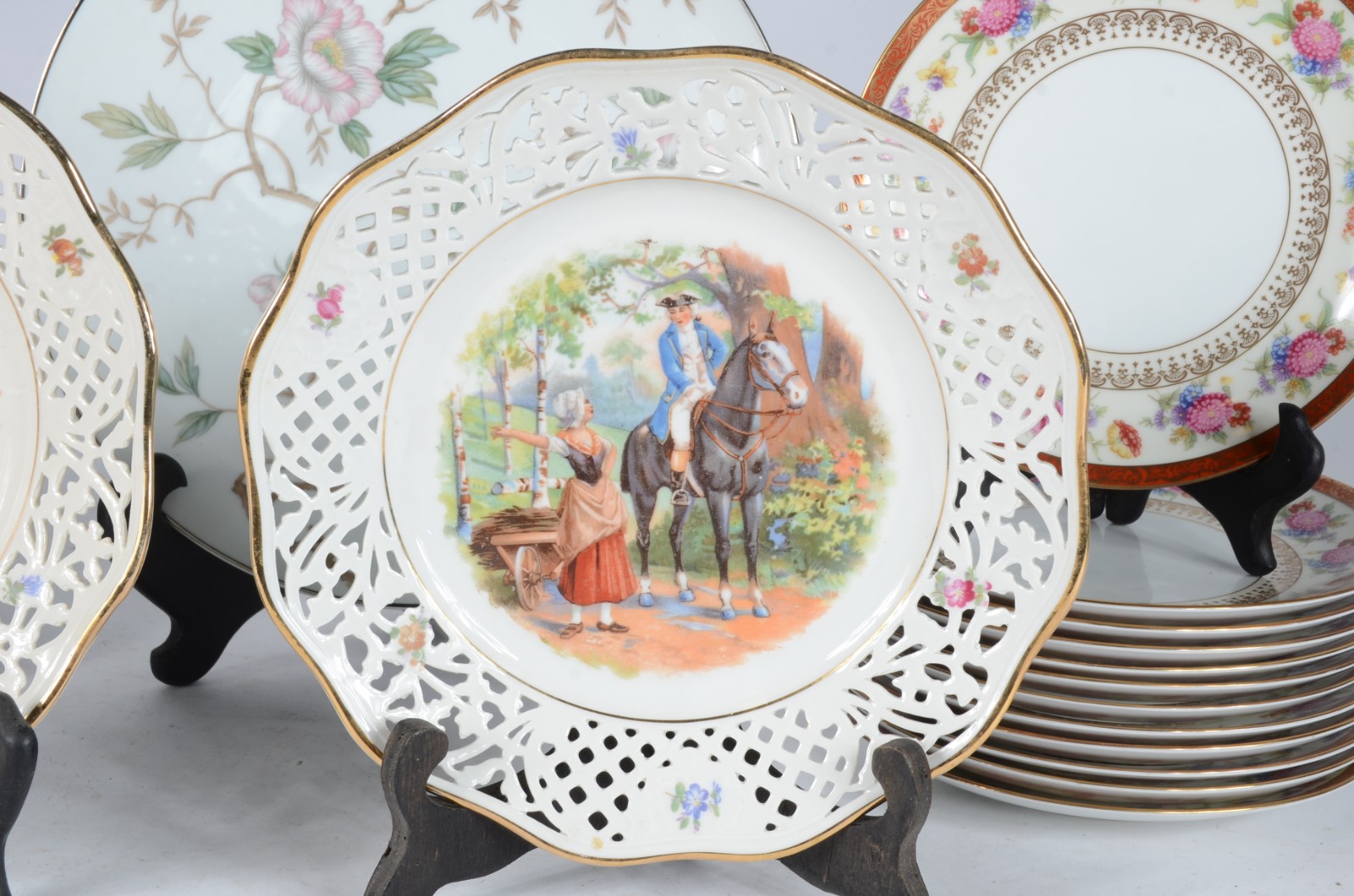 Conjunto com 1 prato grande e 5 pratos para bolo de porcelana... - foto 3 de 9