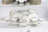 Meissen (1708),  - Aparelho de chá e jantar de porcelana alemã de Meissen, ricamente decorada com pinturas florais em policromia de diferentes desenhos em cada peça,  co