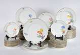Meissen (1708),  - Aparelho de chá e jantar de porcelana alemã de Meissen, ricamente decorada com pinturas florais em policromia de diferentes desenhos em cada peça,  co