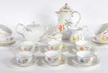 Meissen (1708),  - Aparelho de chá e jantar de porcelana alemã de Meissen, ricamente decorada com pinturas florais em policromia de diferentes desenhos em cada peça,  co