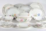 Meissen (1708),  - Aparelho de chá e jantar de porcelana alemã de Meissen, ricamente decorada com pinturas florais em policromia de diferentes desenhos em cada peça,  co