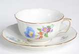Meissen (1708),  - Aparelho de chá e jantar de porcelana alemã de Meissen, ricamente decorada com pinturas florais em policromia de diferentes desenhos em cada peça,  co