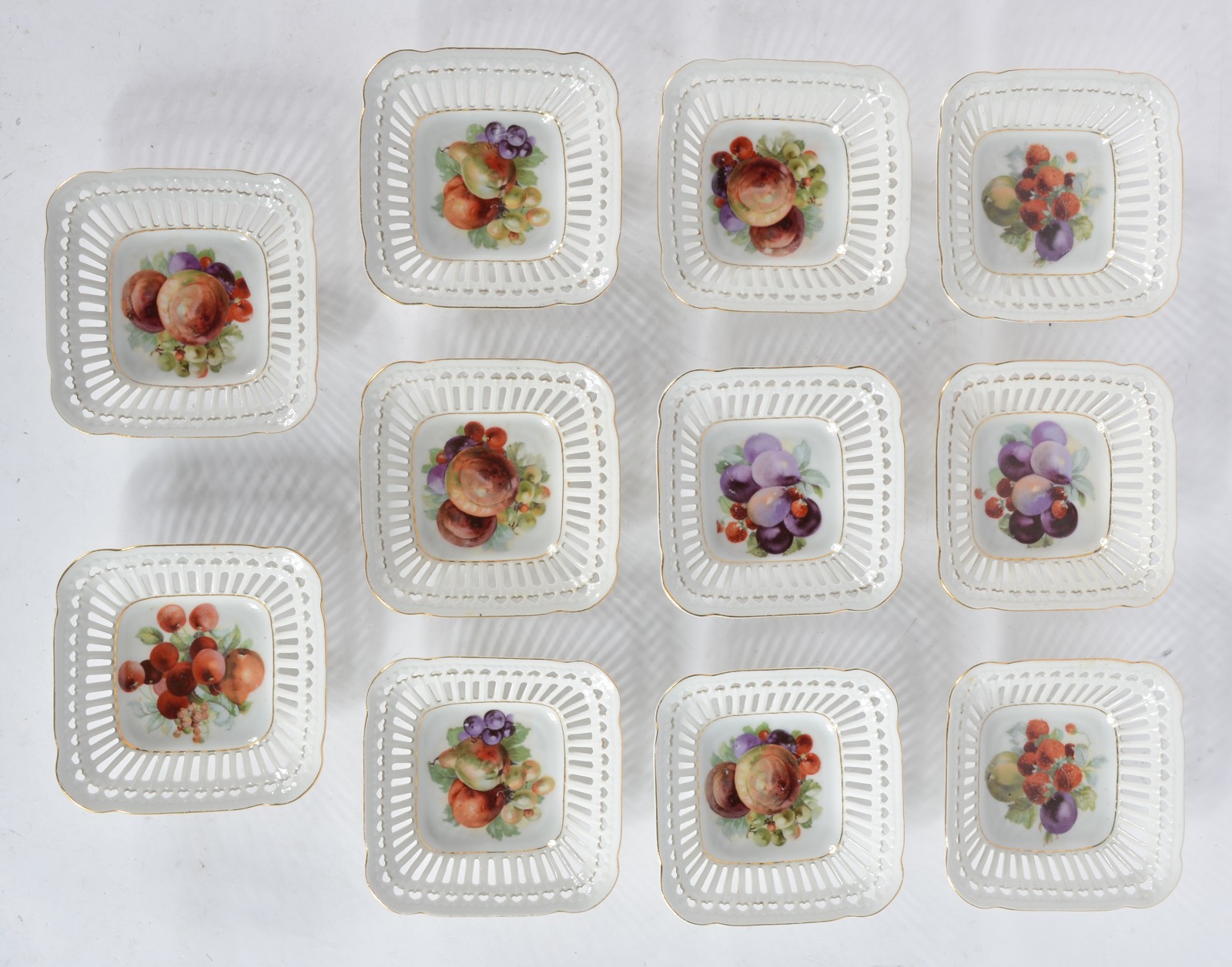 Conjunto com 11 saladeiras de porcelana com galeria vazadas e frutos... - foto 1 de 4