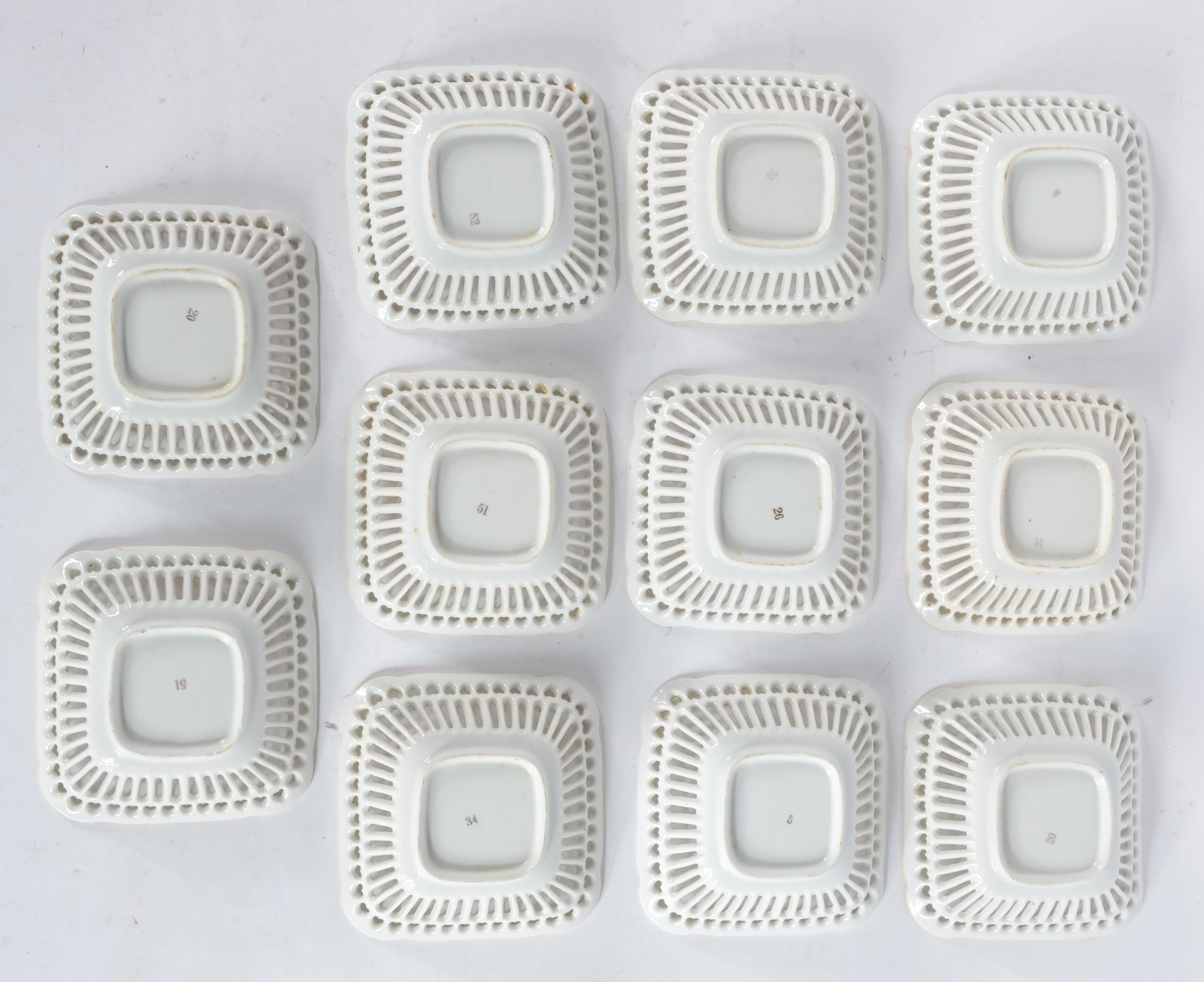 Conjunto com 11 saladeiras de porcelana com galeria vazadas e frutos... - foto 2 de 4