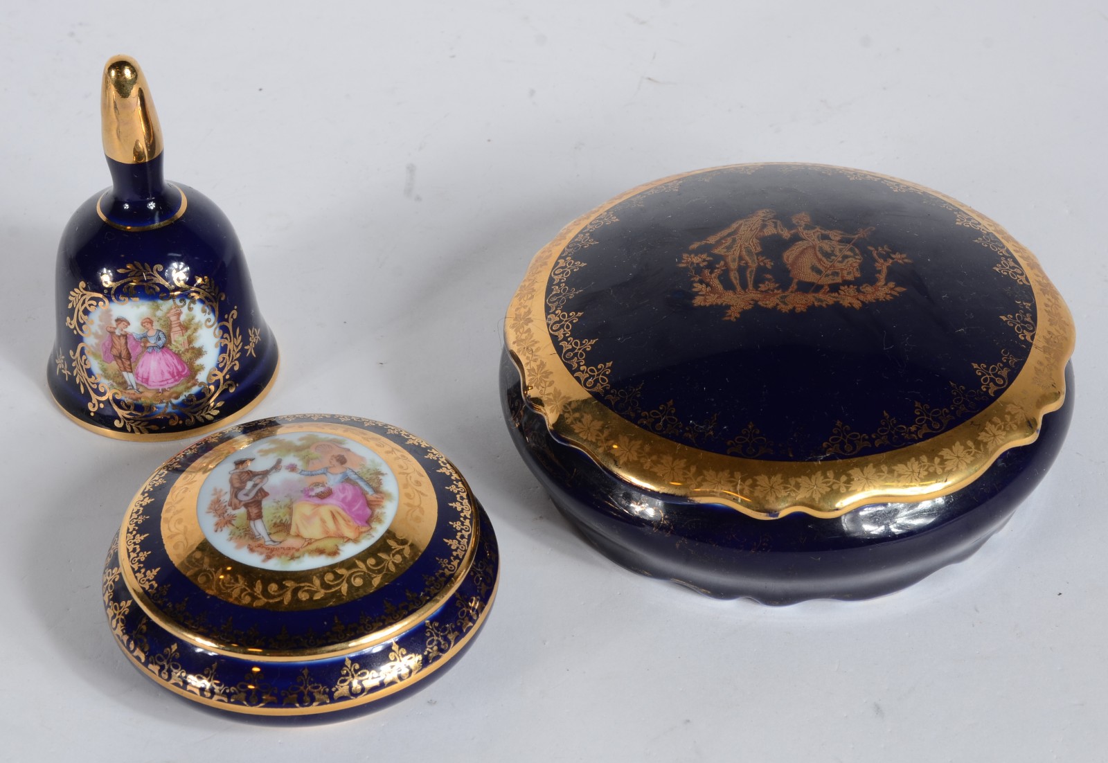 Lote com 10 pequenas peças de porcelana francesa. - foto 2 de 11