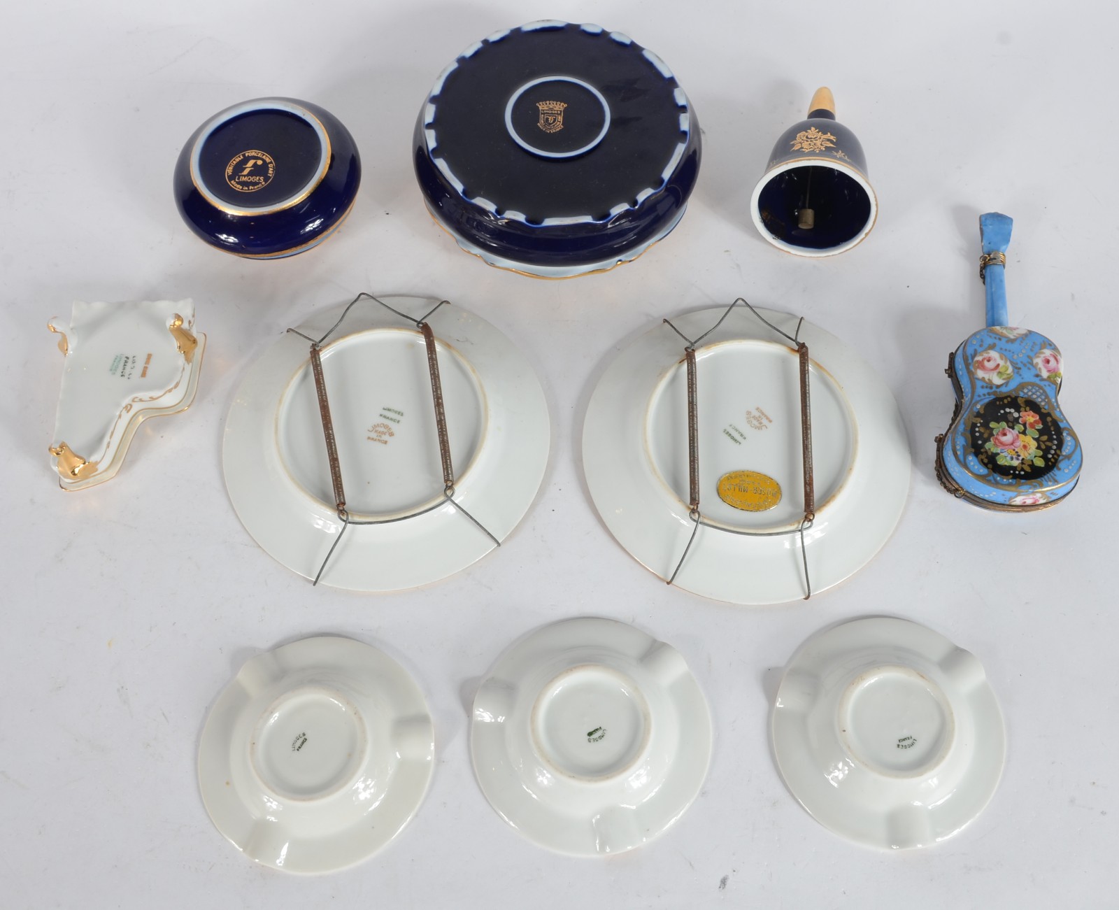 Lote com 10 pequenas peças de porcelana francesa. - foto 6 de 11