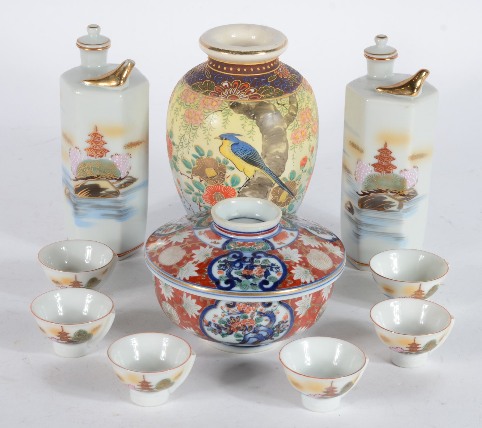 Diversas peças de porcelana oriental, sendo: vaso, potiche, 2... - foto 1 de 9