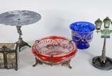 Cinco peças diversas, sendo:  fruteira com prat... - Cinco peças diversas, sendo:  fruteira com prato inglês e pé de metal; bowl azul com dama em policromia; pequena vitrine para miniaturas; cinzei...