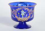 Cinco peças diversas, sendo:  fruteira com prat... - Cinco peças diversas, sendo:  fruteira com prato inglês e pé de metal; bowl azul com dama em policromia; pequena vitrine para miniaturas; cinzei...