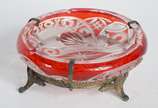 Cinco peças diversas, sendo:  fruteira com prat... - Cinco peças diversas, sendo:  fruteira com prato inglês e pé de metal; bowl azul com dama em policromia; pequena vitrine para miniaturas; cinzei...