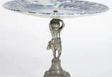 Cinco peças diversas, sendo:  fruteira com prat... - Cinco peças diversas, sendo:  fruteira com prato inglês e pé de metal; bowl azul com dama em policromia; pequena vitrine para miniaturas; cinzei...