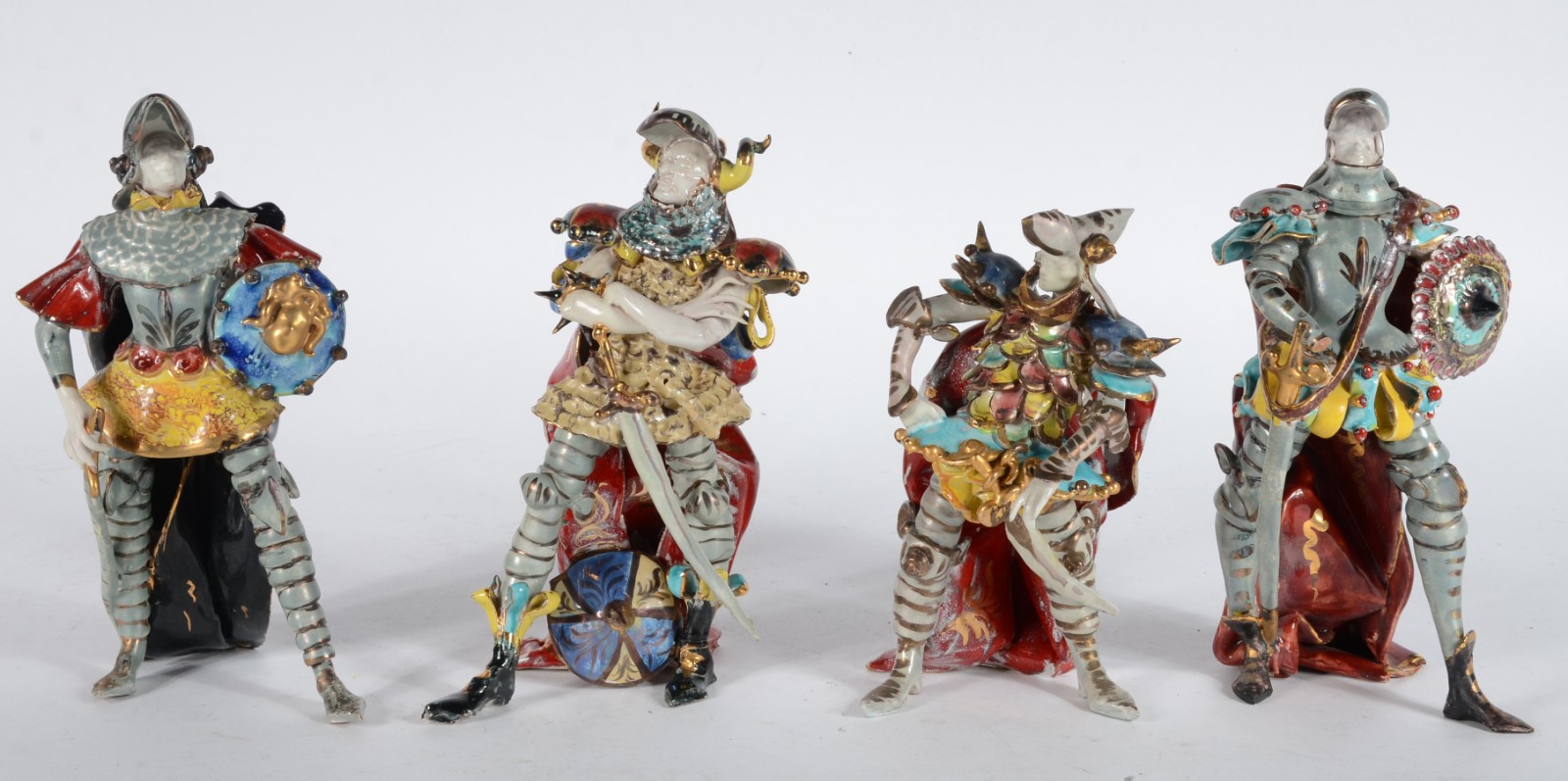 Conjunto com 4 figuras de cerâmica italiana policromada. Pequenos... - foto 1 de 9