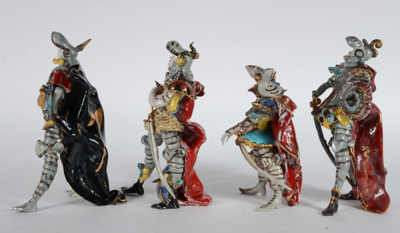 Conjunto com 4 figuras de cerâmica italiana policromada. Pequenos... - foto 2 de 9