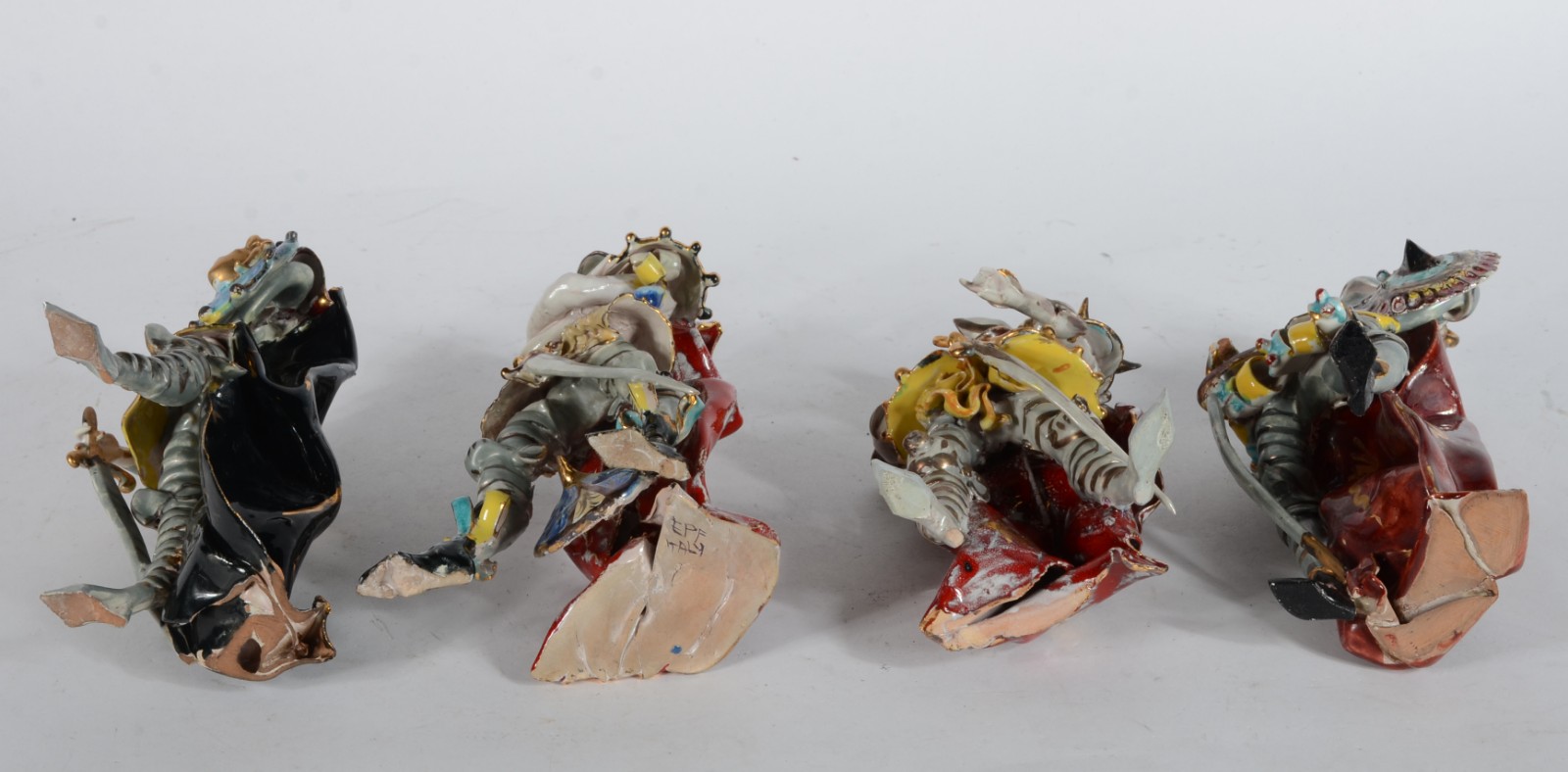 Conjunto com 4 figuras de cerâmica italiana policromada. Pequenos... - foto 5 de 9