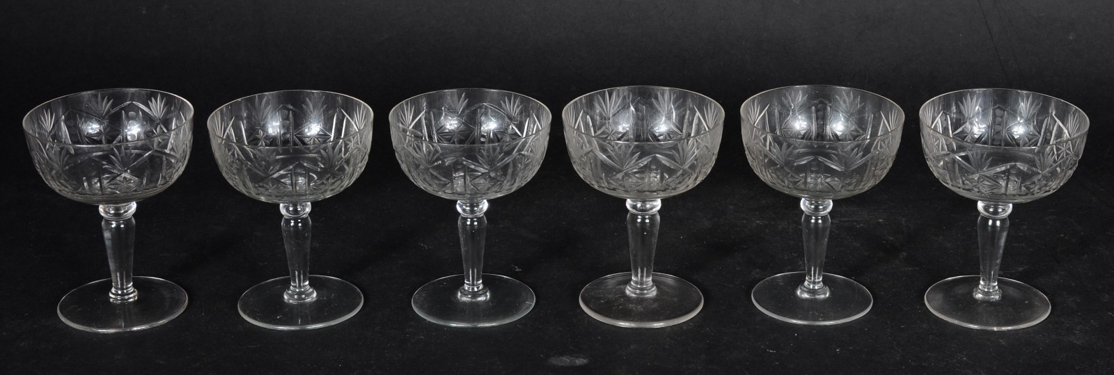 Conjunto com 6 taças para champagne de cristal lapidado. - foto 2 de 3