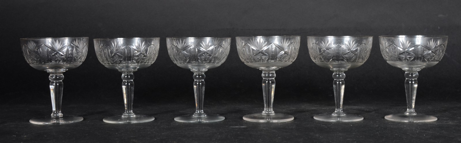 Conjunto com 6 taças para champagne de cristal lapidado. - foto 1 de 3