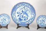 Conjunto de medalhão e par de pratos de porcela... - Conjunto de medalhão e par de pratos de porcelana japonesa azul e branca decoradas com aves do paraíso em tons de azul e branco. Um dos menores ...