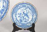 Conjunto de medalhão e par de pratos de porcela... - Conjunto de medalhão e par de pratos de porcelana japonesa azul e branca decoradas com aves do paraíso em tons de azul e branco. Um dos menores ...