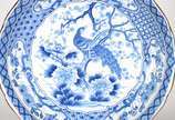 Conjunto de medalhão e par de pratos de porcela... - Conjunto de medalhão e par de pratos de porcelana japonesa azul e branca decoradas com aves do paraíso em tons de azul e branco. Um dos menores ...
