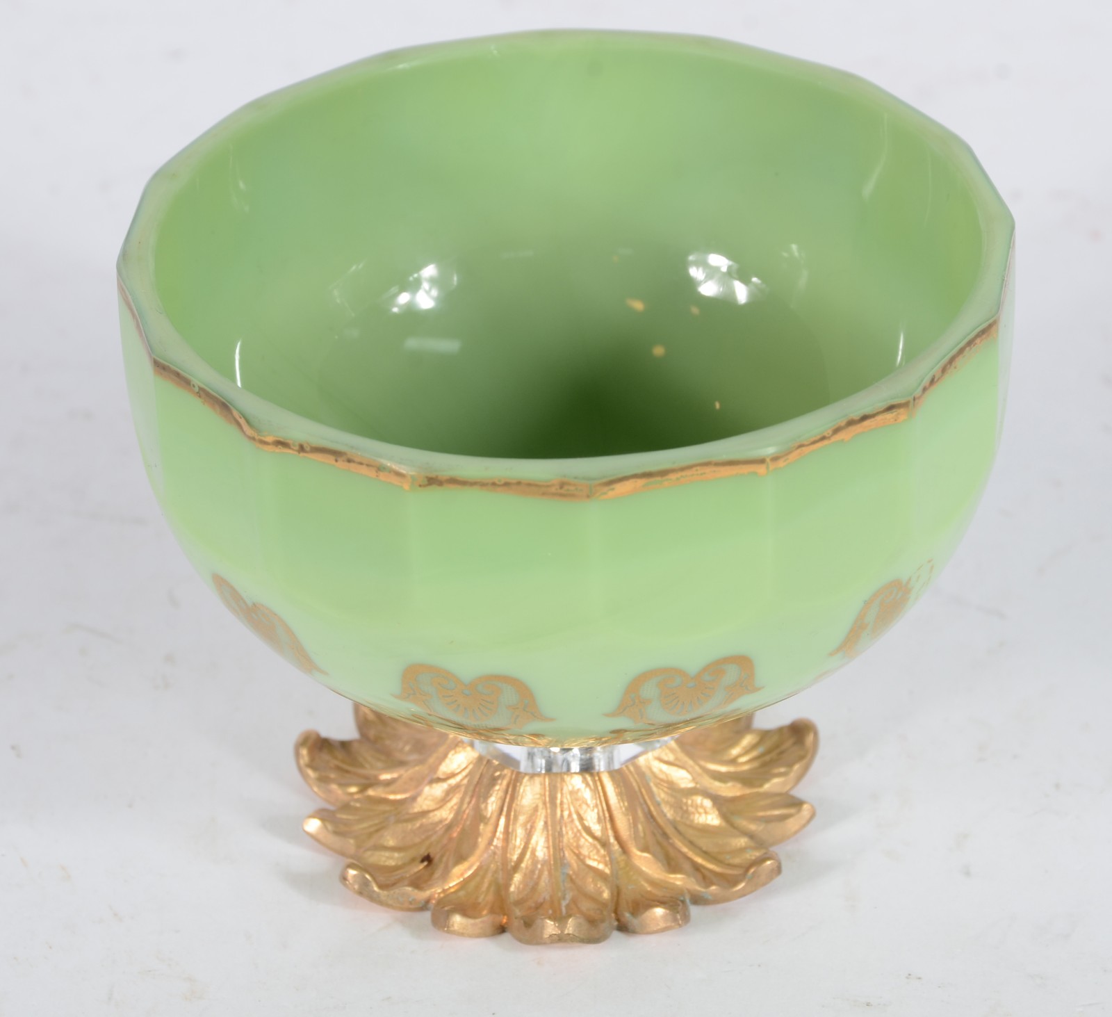 Bowl de opalina francesa na cor verde com guirlandas e friso dourado... - foto 2 de 4