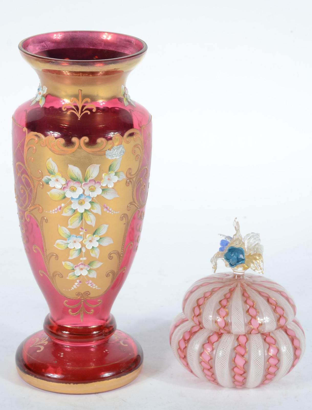 Duas peças, sendo: caixa de murano e vaso rosa com dourado. - foto 1 de 6