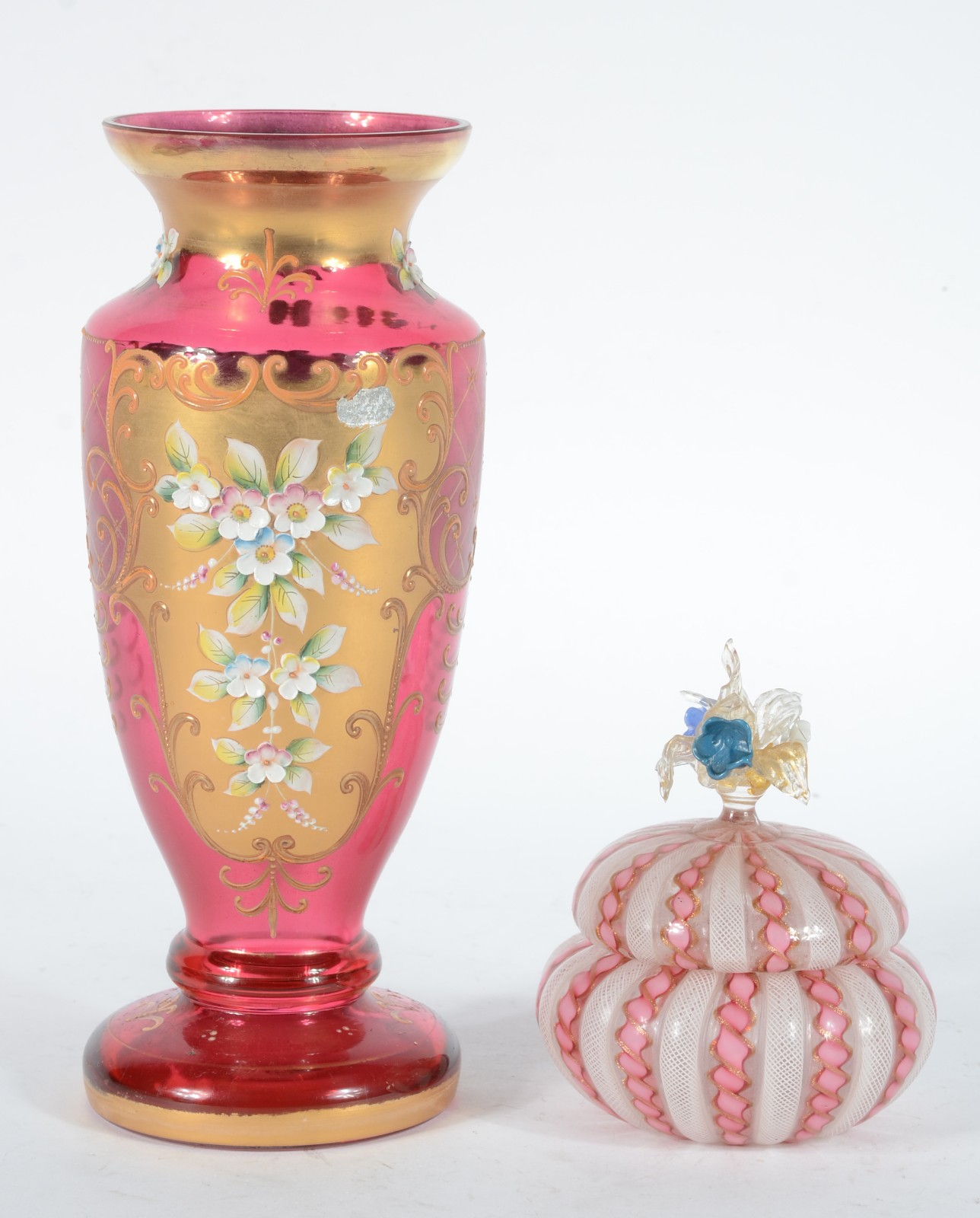 Duas peças, sendo: caixa de murano e vaso rosa com dourado. - foto 2 de 6