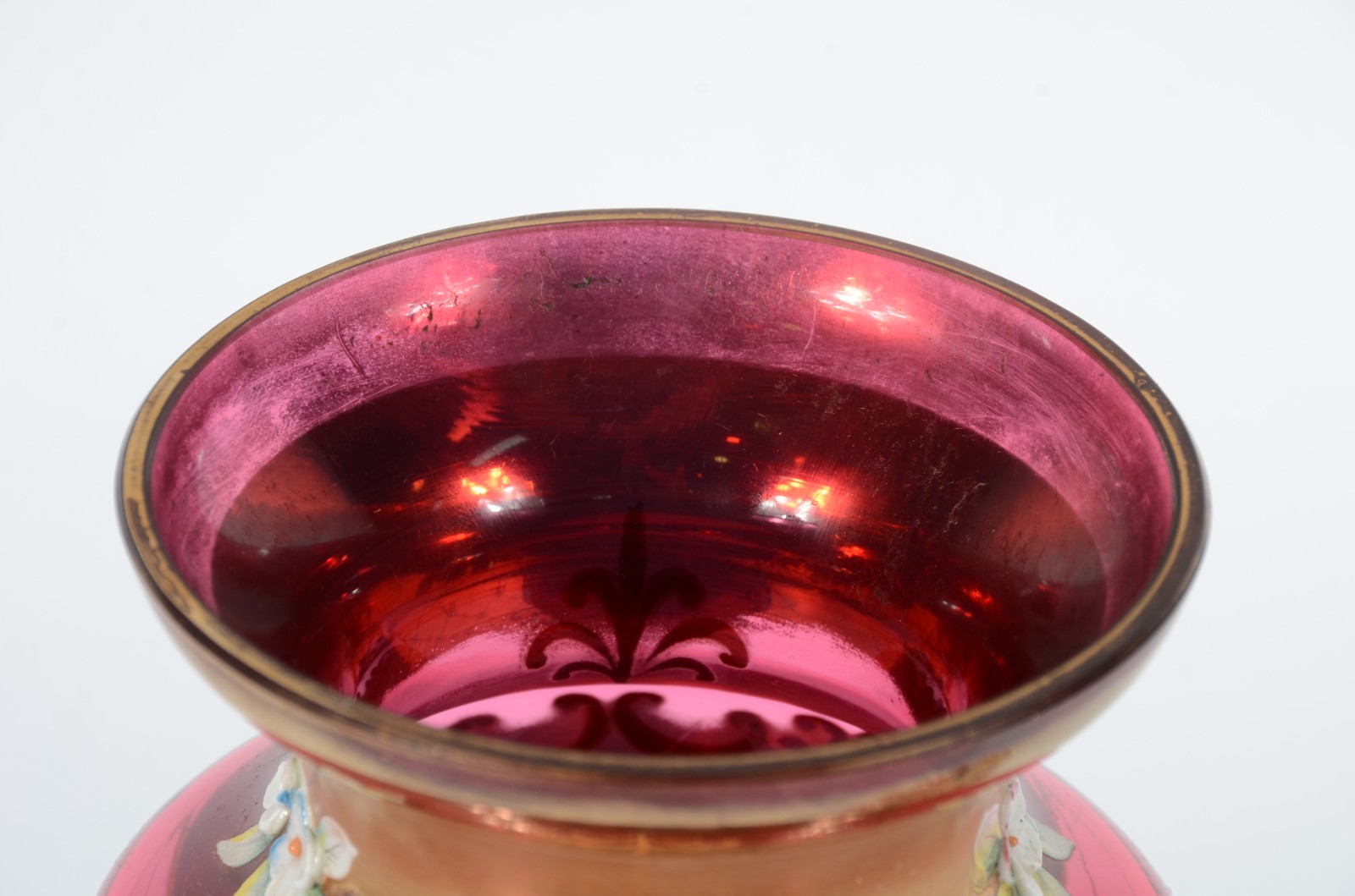 Duas peças, sendo: caixa de murano e vaso rosa com dourado. - foto 4 de 6