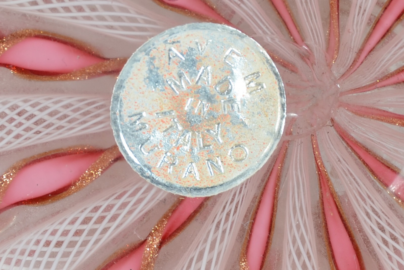 Duas peças, sendo: caixa de murano e vaso rosa com dourado. - foto 5 de 6
