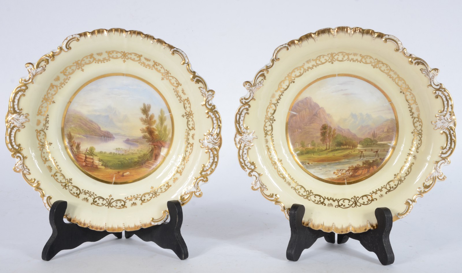 Par de pratos de porcelana europeia decorados com paisagens em... - foto 1 de 7