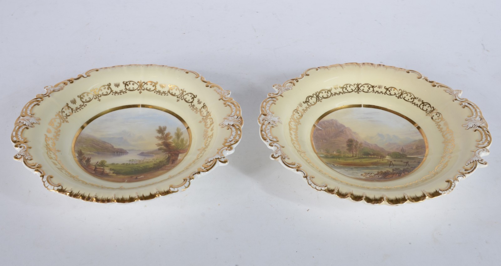 Par de pratos de porcelana europeia decorados com paisagens em... - foto 2 de 7