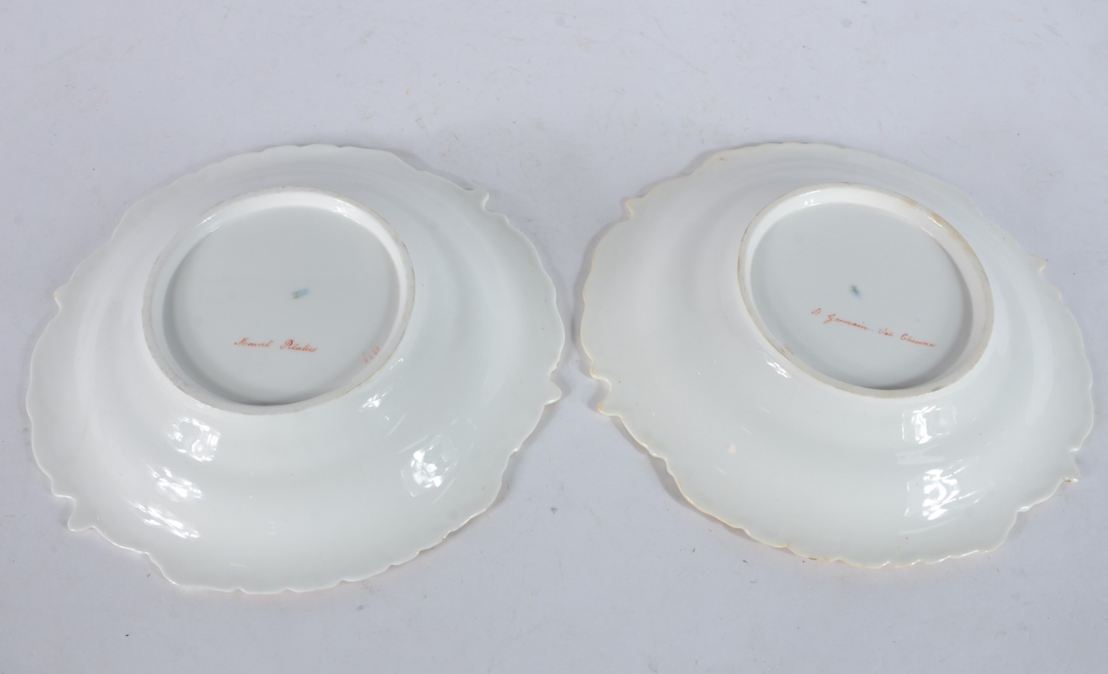 Par de pratos de porcelana europeia decorados com paisagens em... - foto 4 de 7