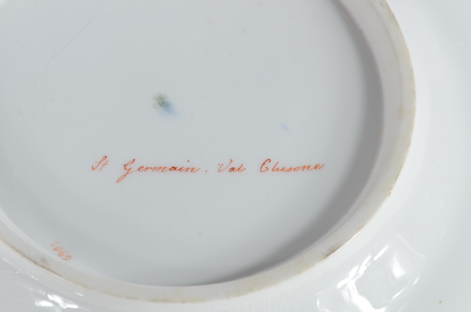 Par de pratos de porcelana europeia decorados com paisagens em... - foto 6 de 7