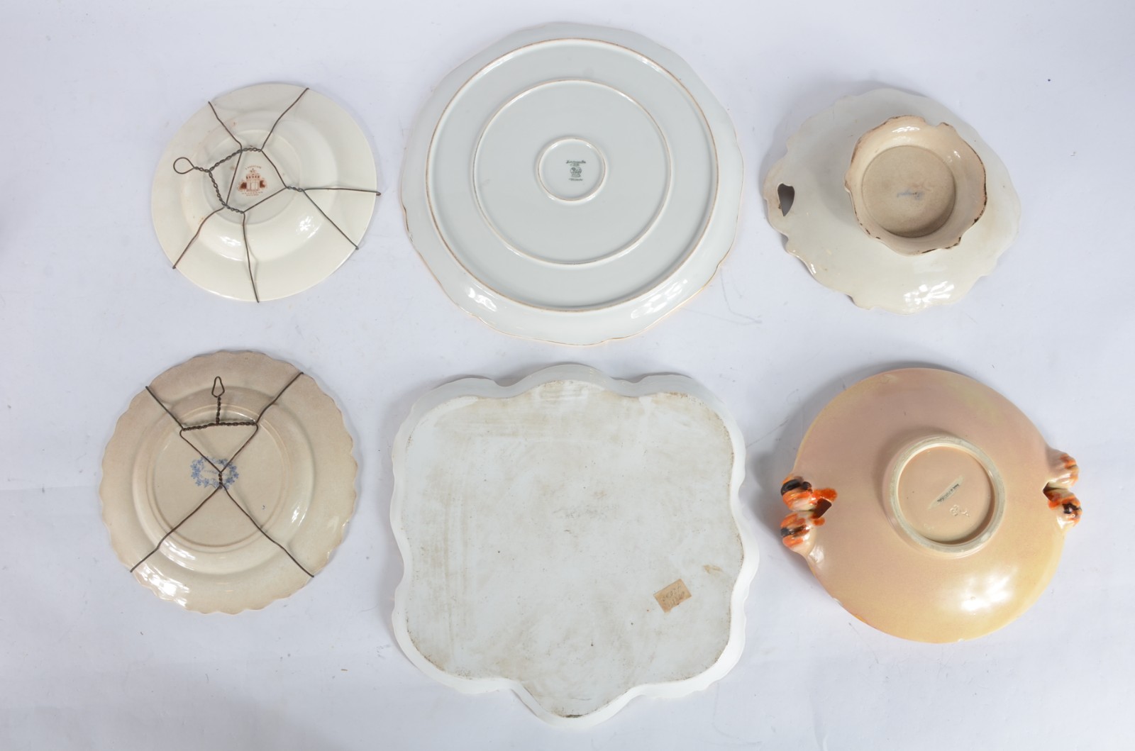 Conjunto com seis/ travessas de porcelana de diferentes procedências. - foto 2 de 7