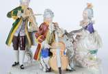Grupo escultórico de porcelana europeia policro... - Grupo escultórico de porcelana europeia policromada representando " O concerto". Renda da saia com falhas.