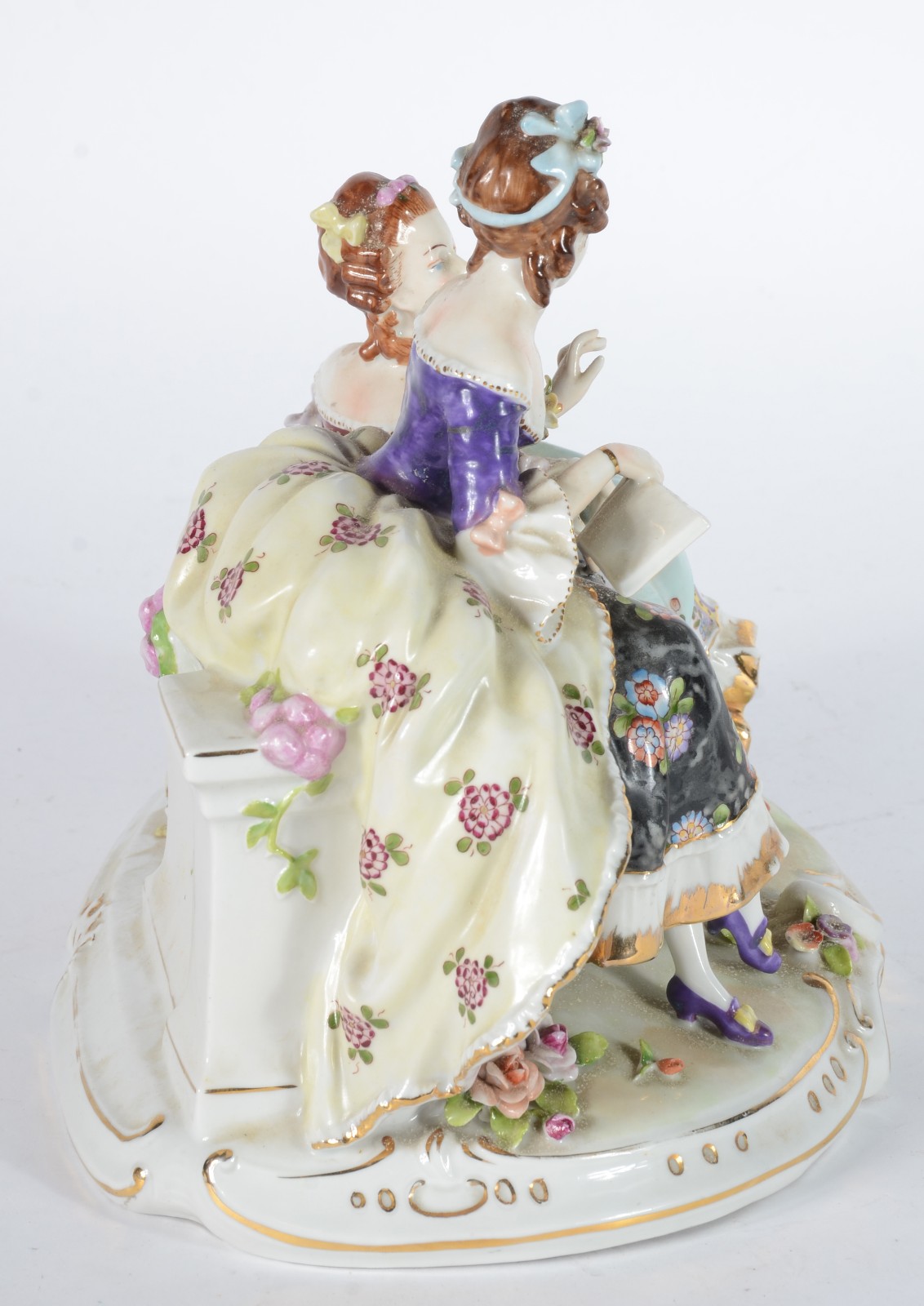 Grupo escultórico de porcelana europeia policromada representando... - foto 4 de 6