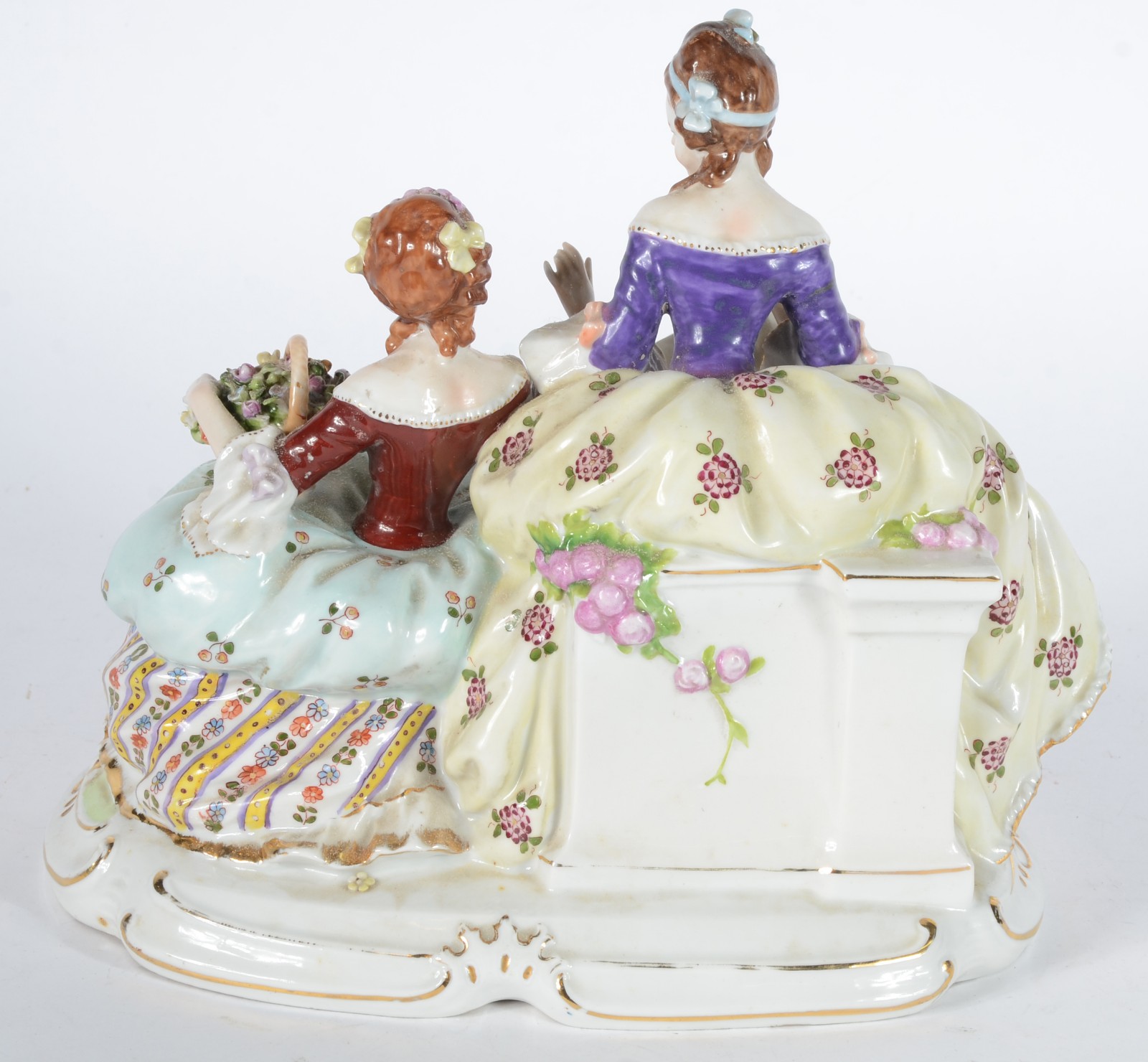 Grupo escultórico de porcelana europeia policromada representando... - foto 5 de 6