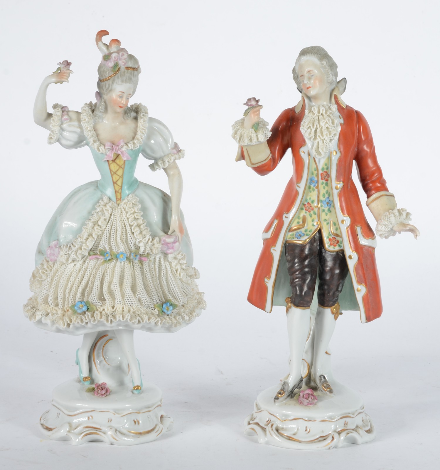 Duas estatuetas de porcelana europeia policromada representando... - foto 1 de 6