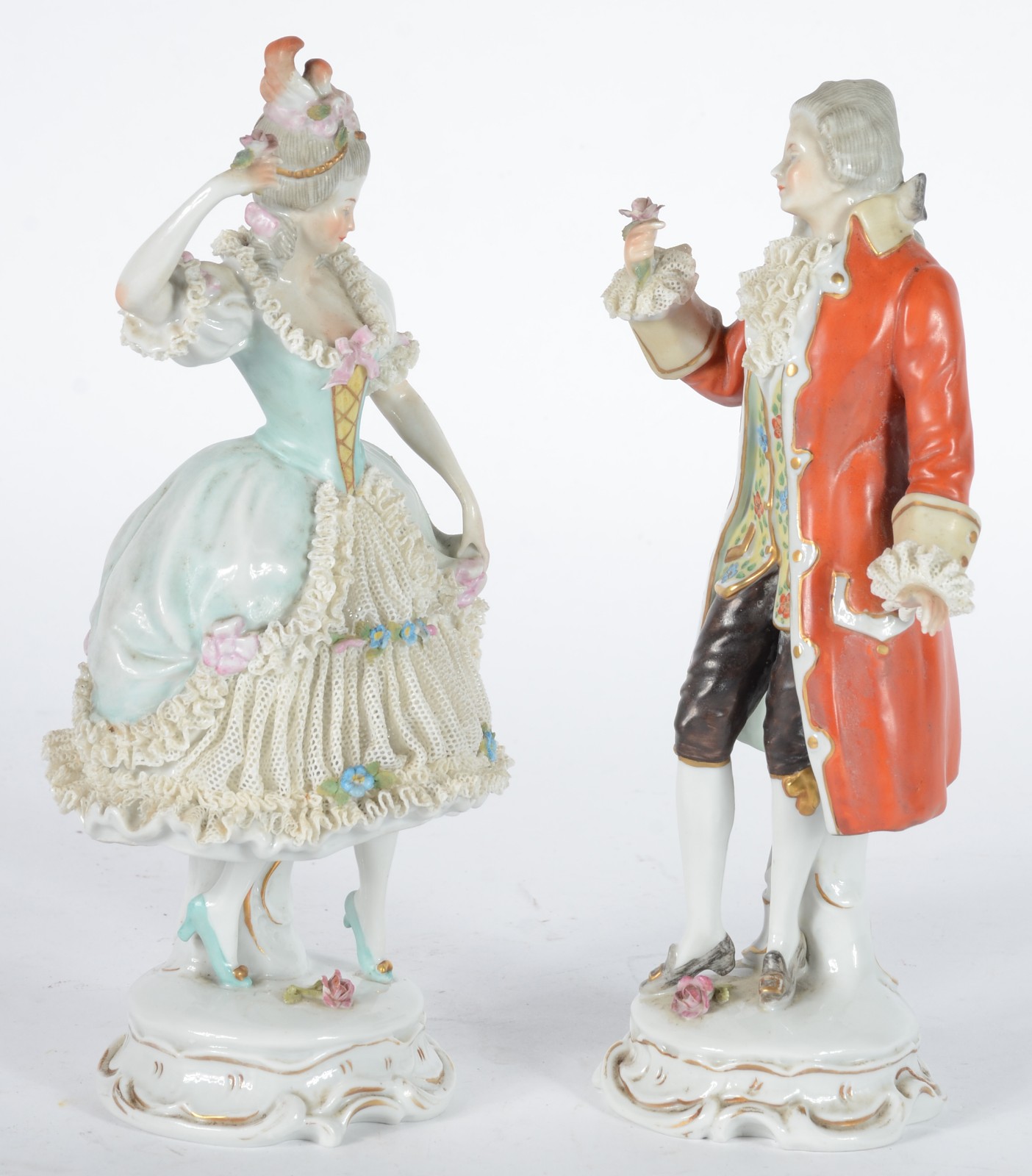 Duas estatuetas de porcelana europeia policromada representando... - foto 2 de 6