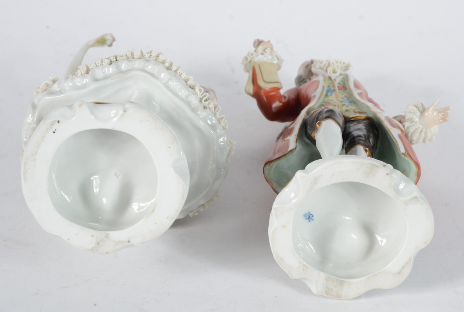 Duas estatuetas de porcelana europeia policromada representando... - foto 6 de 6
