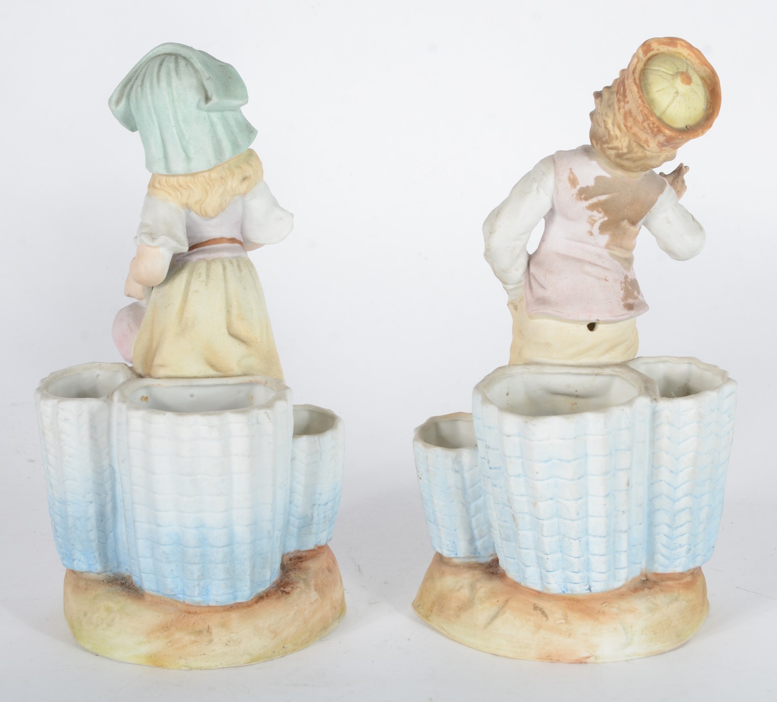 Par de floreiras de biscuit representando casal de crianças em... - foto 4 de 6