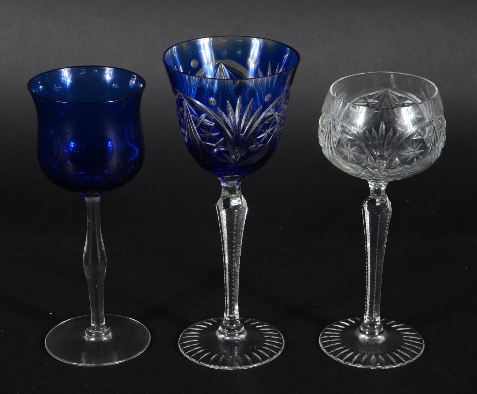 Três taças para vinho de cristal/vidro azul e branco. - foto 1 de 4