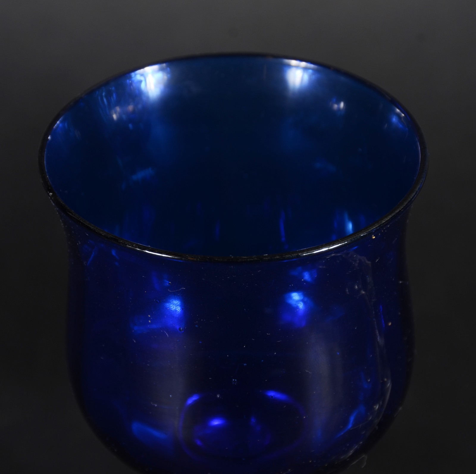 Três taças para vinho de cristal/vidro azul e branco. - foto 2 de 4