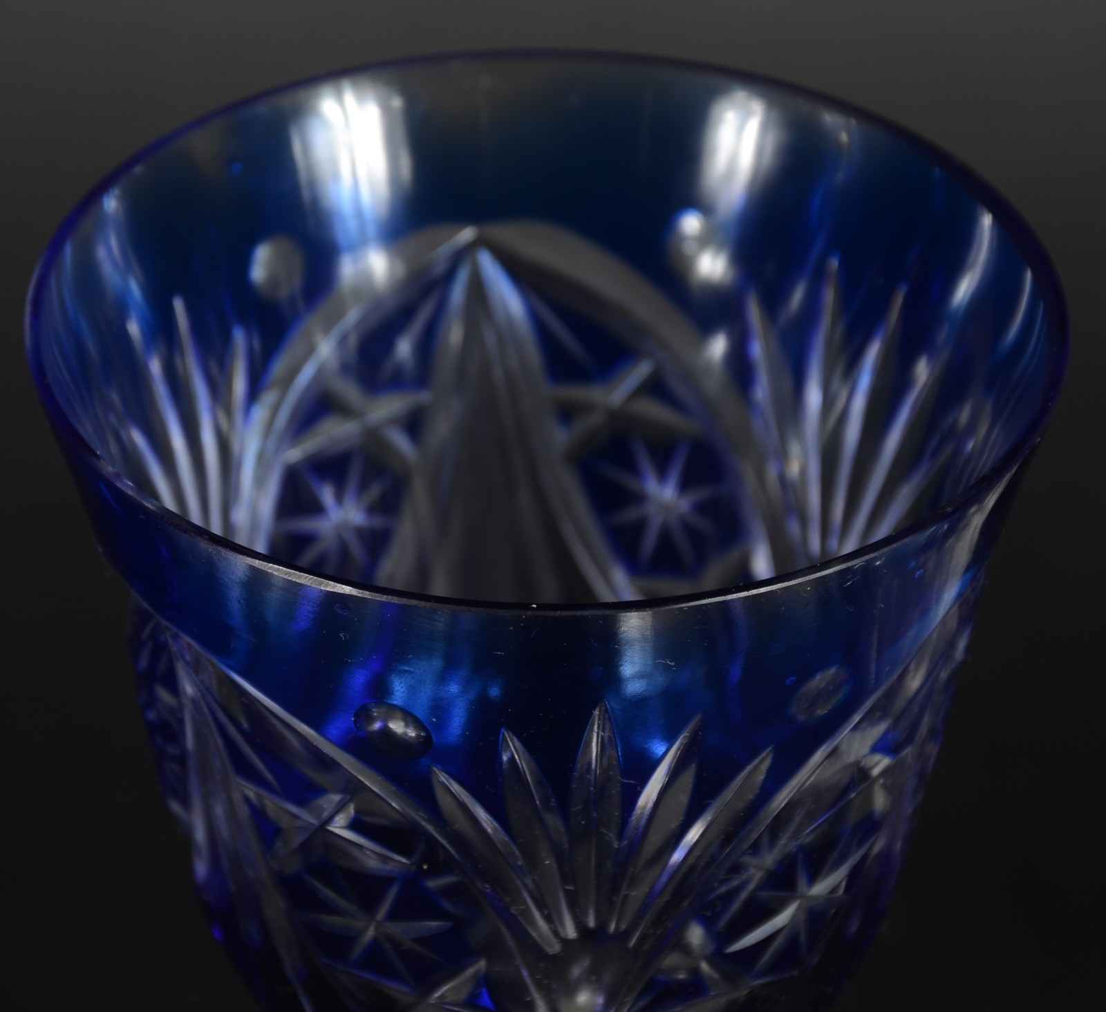 Três taças para vinho de cristal/vidro azul e branco. - foto 3 de 4