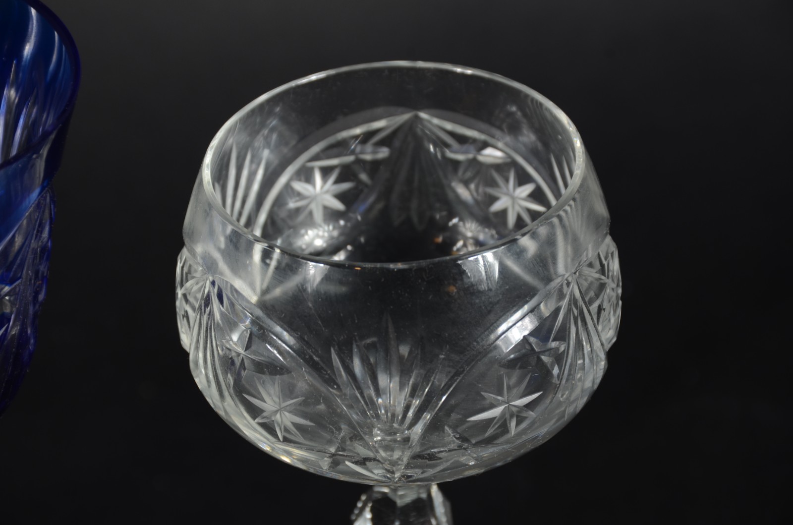 Três taças para vinho de cristal/vidro azul e branco. - foto 4 de 4