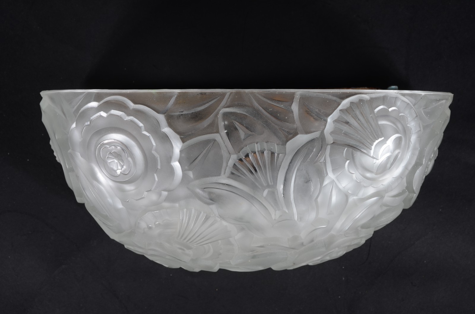 Aplique de cristal com flores em relevo estilo Art Deco. - foto 1 de 4