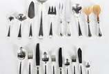 Faqueiro de metal prateado Merioional, composto... - Faqueiro de metal prateado Merioional, composto de: 12 colheres, 12 garfos, 12 facas grandes; 12 colheres, 12 garfos, 12 facas de sobremesa; 12 ...