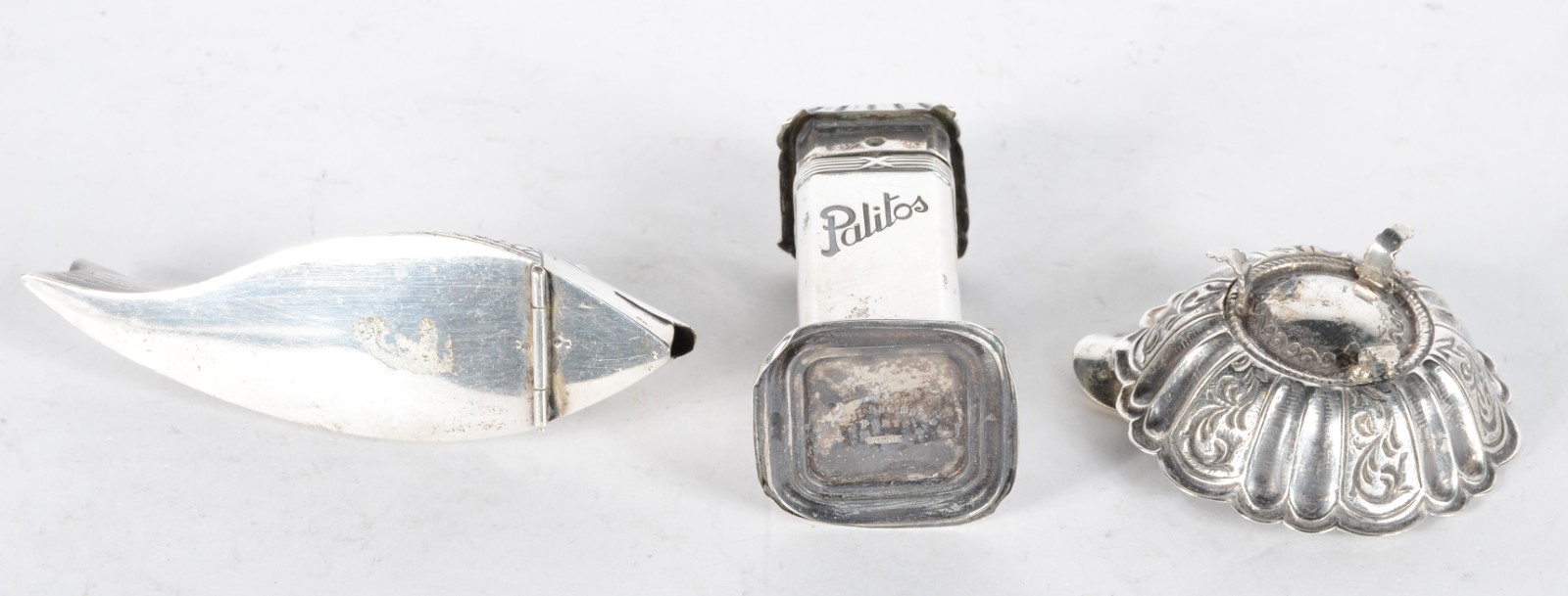 Três pequenas peças de prata, sendo: dois paliteiros e cinzeiro. Peso... - foto 3 de 6