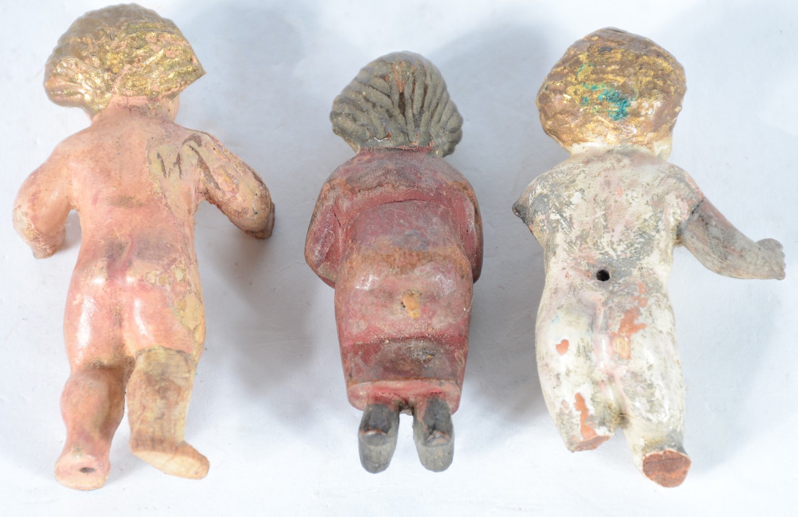 Três pequenos meninos de madeira. Desgastes. - foto 1 de 2