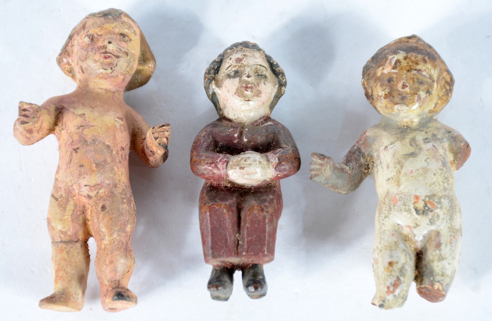 Três pequenos meninos de madeira. Desgastes. - foto 2 de 2