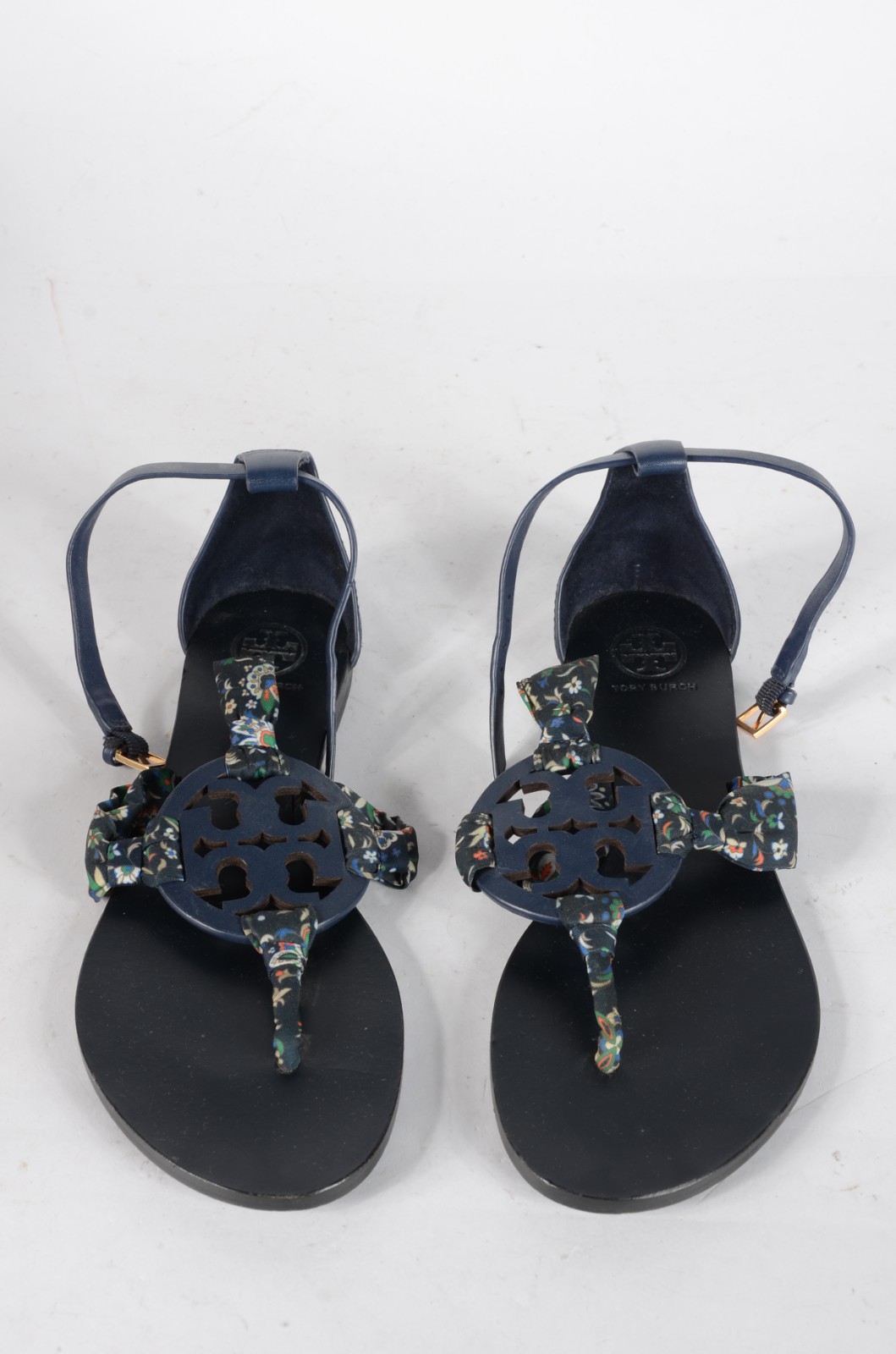 Sandália feminina de couro azul marinho e tecido floral, tamanho 7 M... - foto 2 de 5